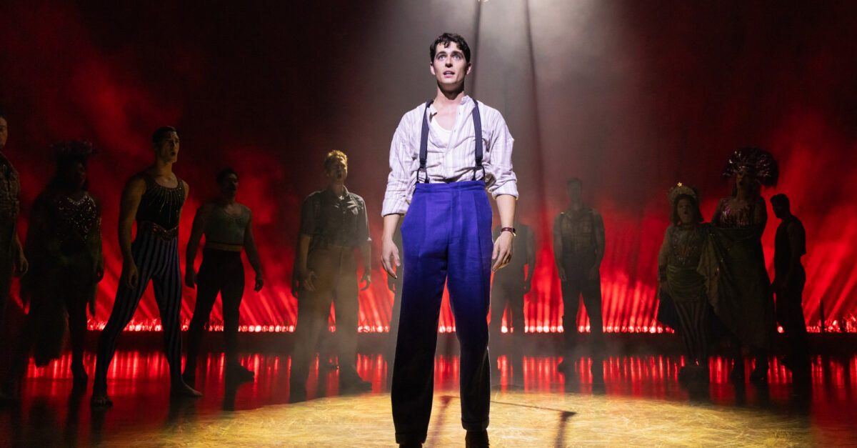 Water for Elephants on stage performer
